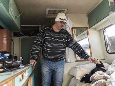 Su un lenzuolo � adagiata Checca, pinscher nero adottato dai padroni ben prima che la situazione economica peggiorasse